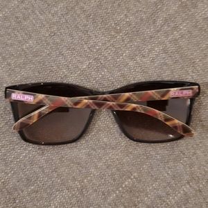 Sunglasses w sunglass hut box and cleaning kit